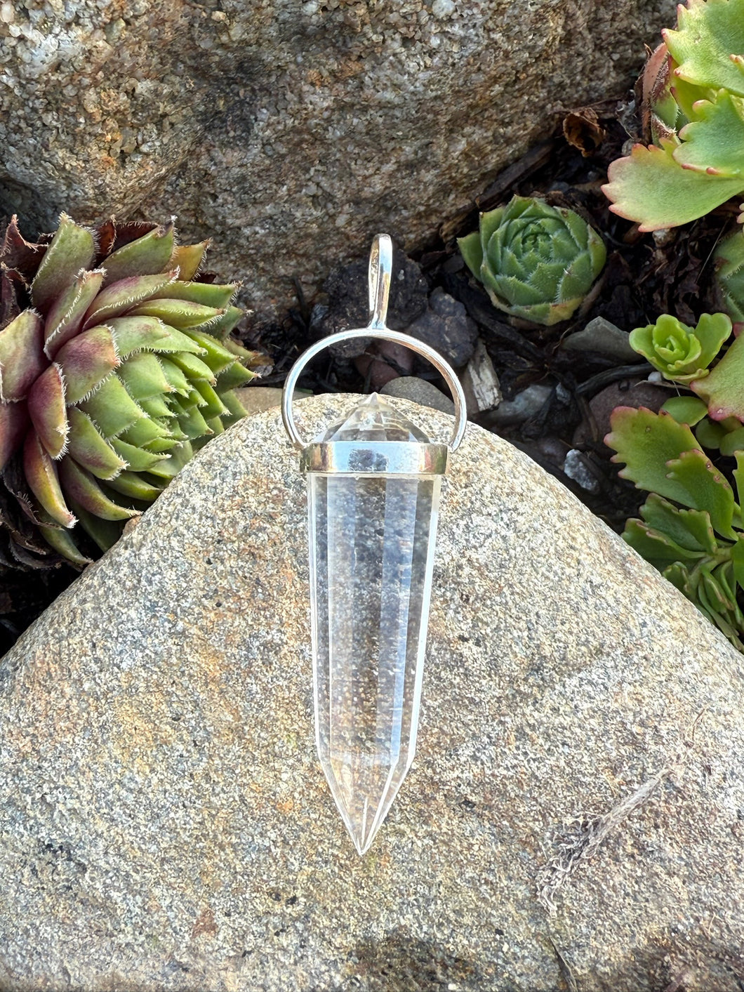 Silver Quartz Vogel Pendant 12 facets